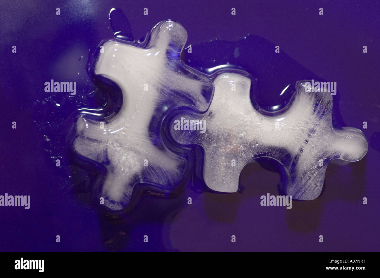 Due Puzzle a forma di cubetti di ghiaccio Foto Stock
