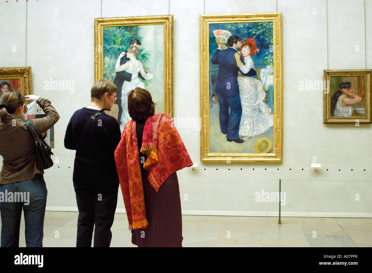 Donne che guardano i dipinti Paris France Interior 'dipinti impressionisti francesi' Galleria Museo d'Orsay, Museo d'Orsay, Renoir, Parigi, belle arti Foto Stock