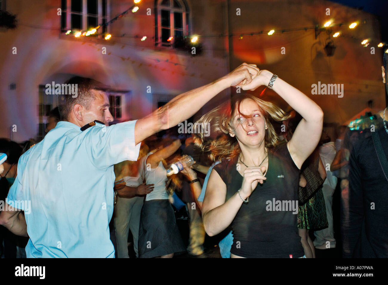 Parigi Francia - Francese i giovani adulti Swing Dancing in "Vigili del Fuoco Ball' a '14 Luglio " il giorno della Bastiglia, celebrazioni, donne Foto Stock