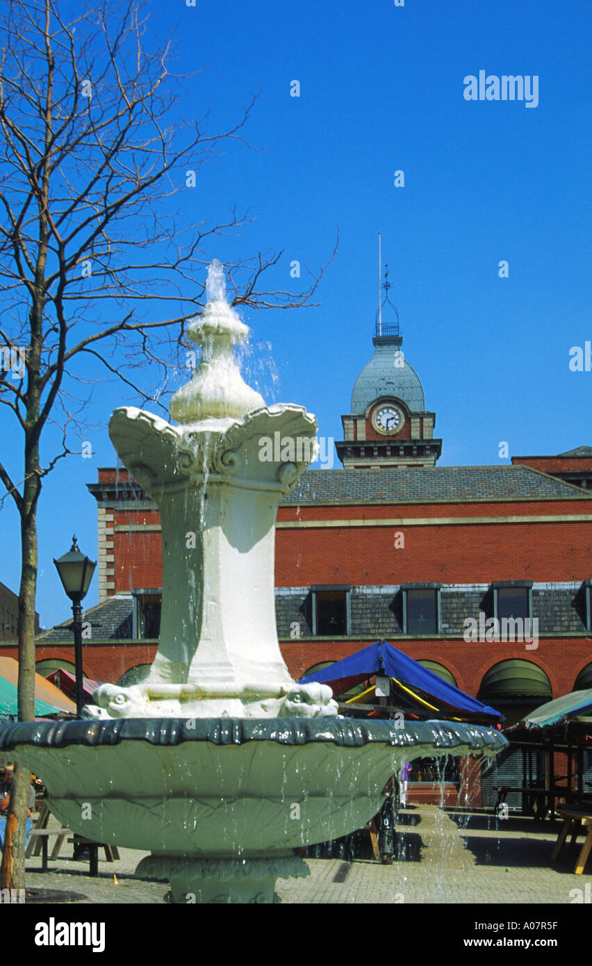 L'acqua della fontana e la Sala Mercato Chesterfield Derbyshire Inghilterra Foto Stock