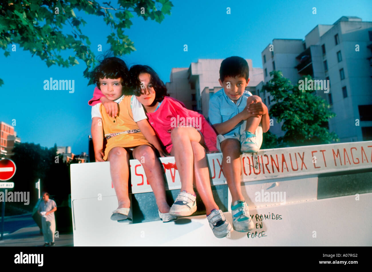 Multiculturale, Evry France, Paris Suburbs, Young Children low income posing "Les Pyramides" Public Housing Project, ghetto, immigrazione Foto Stock