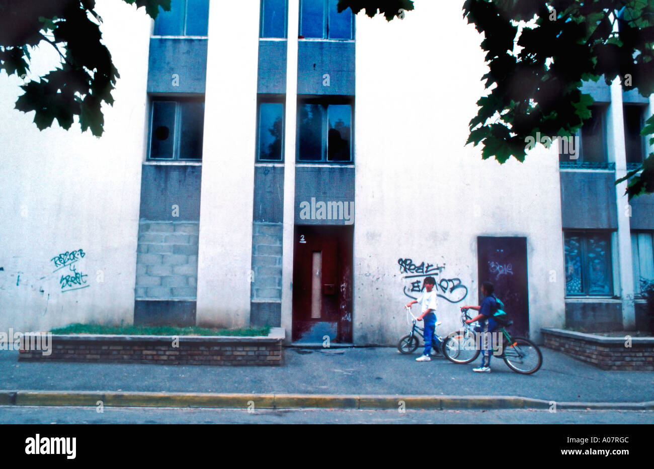 Orly France, Parigi Suburbs 'Les Aviators' low Income Public Housing Projects, H.L.M fuori façade giovani ragazzi in bicicletta, Parigi anni 60, a basso reddito, Foto Stock