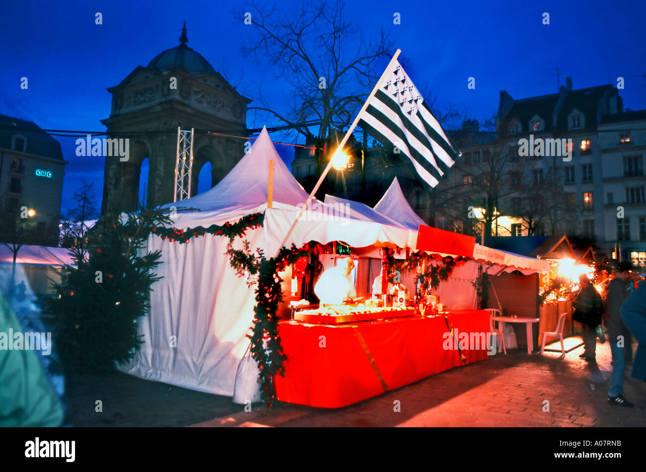 Parigi Francia, People Shopping Mercatino di Natale 'Brittany Food' Bretagna Bandiera 'Marché au Noel' Notte NATALE A PARIGI Foto Stock