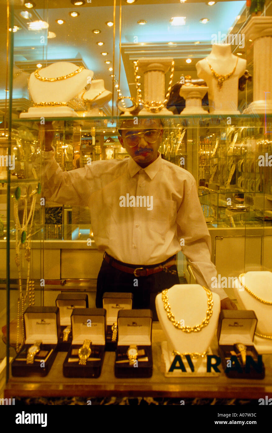 Dubai EMIRATI ARABI nuovo Gold Souk Shop Manager Foto Stock