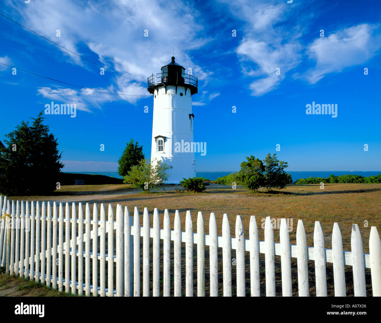 Martha's Vineyard, MA: East Chop Lighthouse 1877 con white Picket Fence sul Telegraph Hill Foto Stock