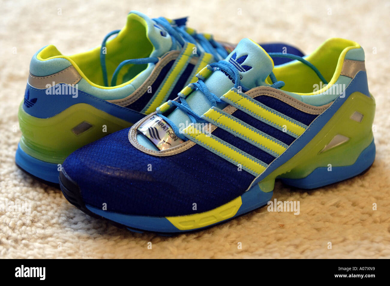Adidas training scarpe nuove e moderne verde blu fluorscent luminose  brillanti design maratona Foto stock - Alamy