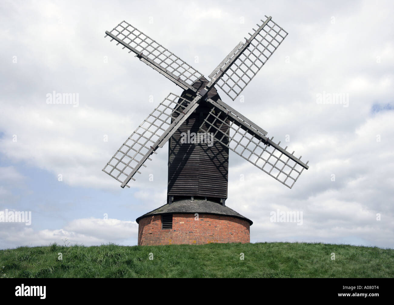 Il Vecchio Mulino a Vento Post nel villaggio di Brill, con vedute aperte sul lato del paese. è uno dei più antichi del paese. Foto Stock