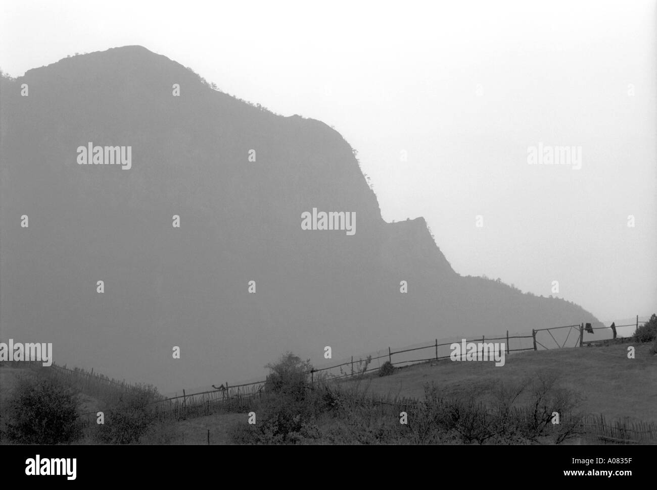 Croce di legno montagna Rodopi Bulgaria Foto Stock