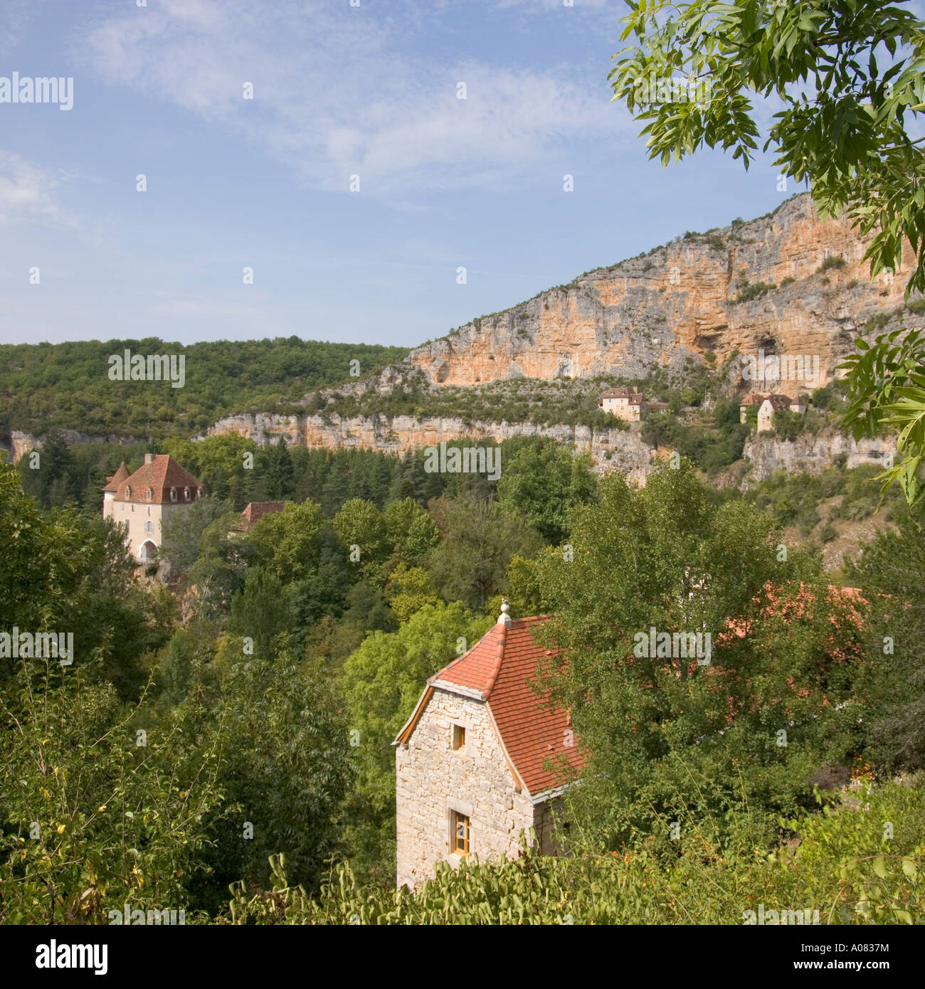 Vecchie case di pietra costruito sulle rocce al di sopra del villaggio, Sauliac Sur Cele, 46, Lot, Quercy, Francia, Europa Foto Stock