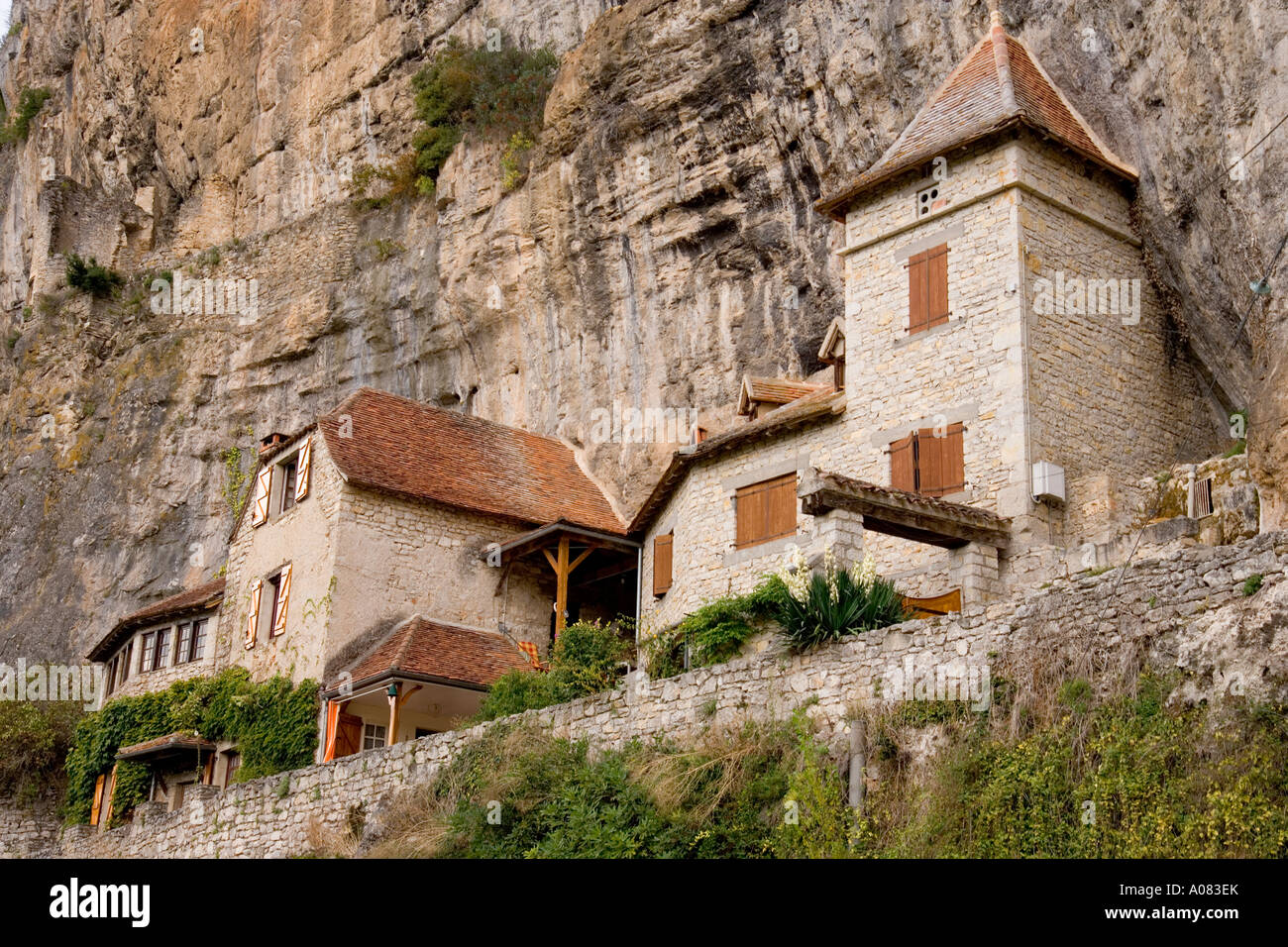 Curious case di villaggio costruito contro gli scogli, Cabrerets, 46, Lot, Quercy, Francia, Europa Foto Stock