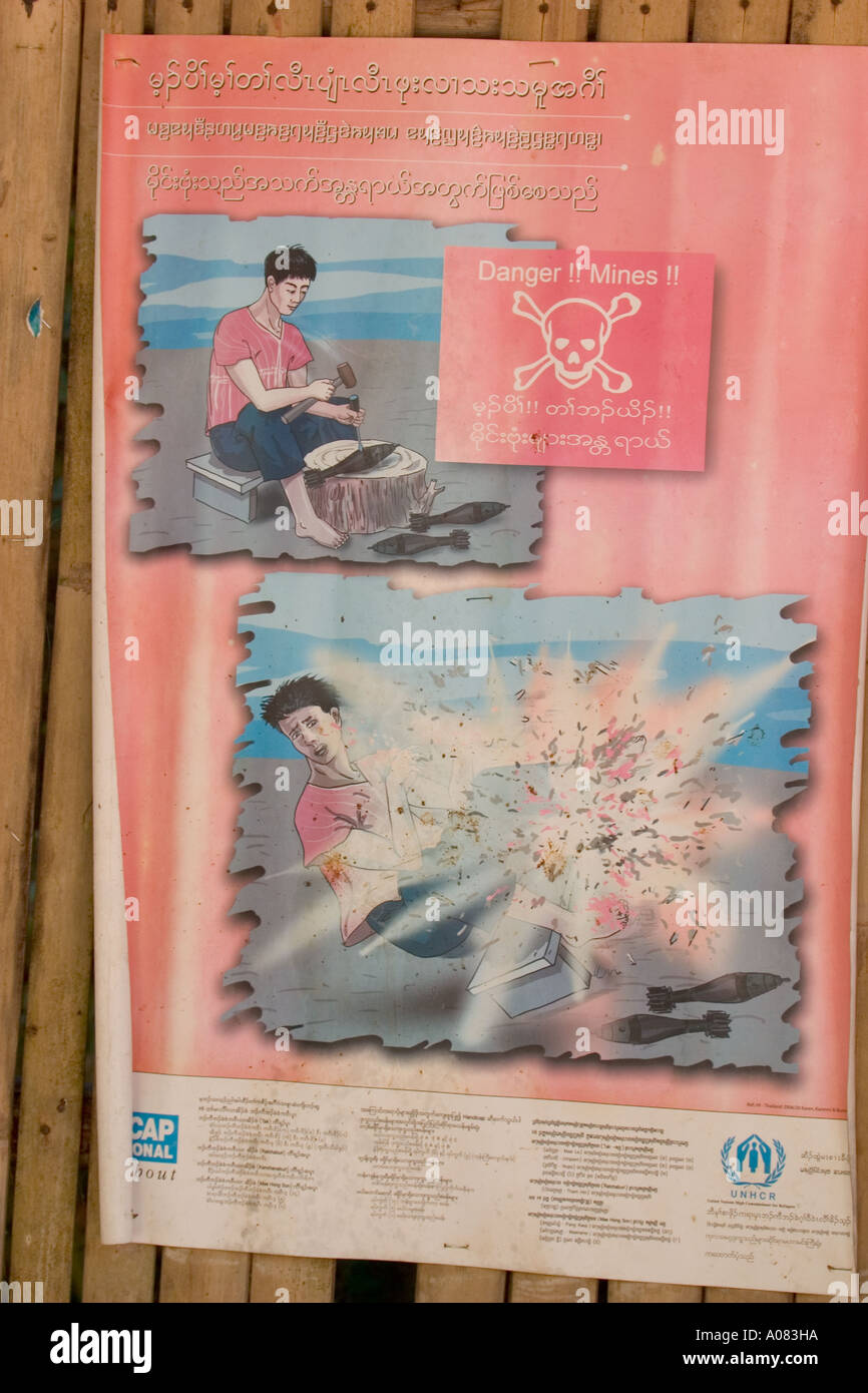 Poster di avvertimento di pericolo delle mine terrestri antiuomo in Thailandia village Foto Stock