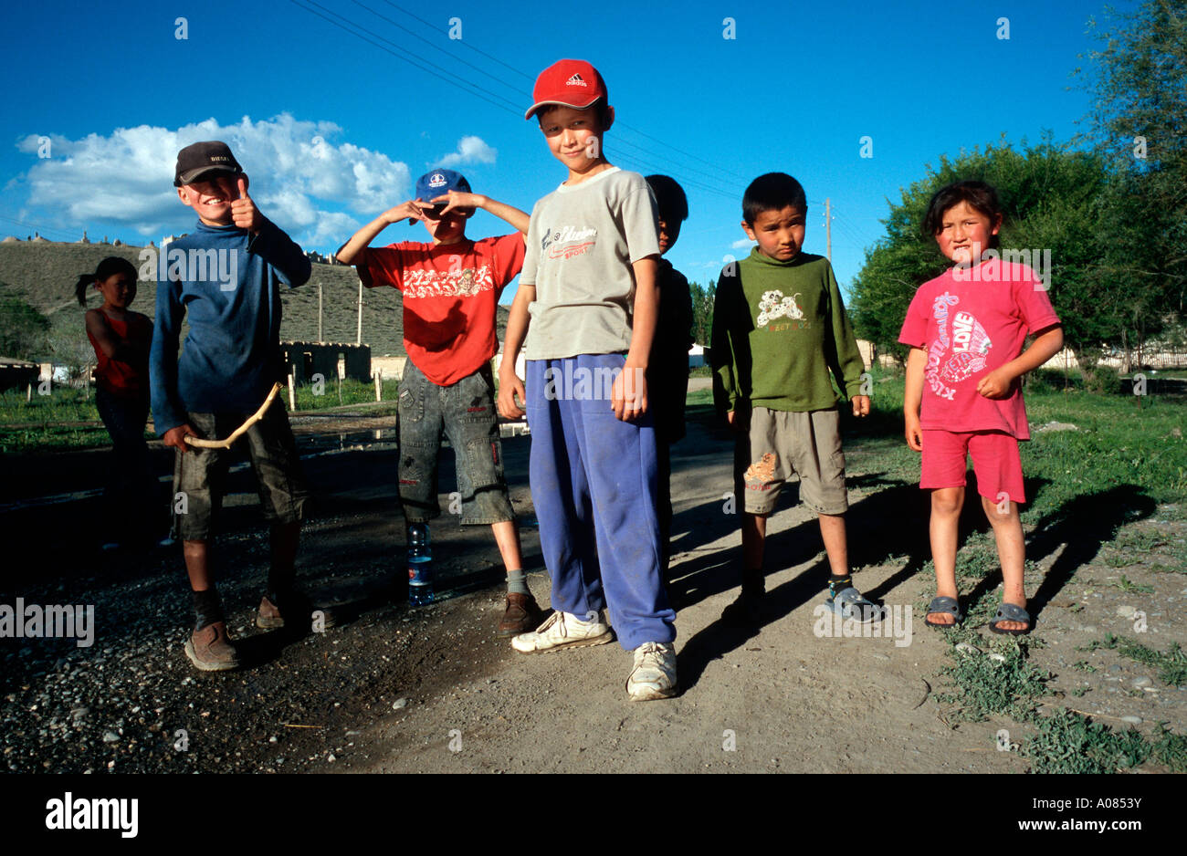 Gruppo di bambini nella città del Kirghizistan di At-Bashy. Foto Stock
