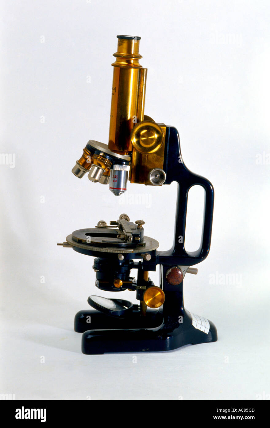 In ottone antico microscopio Foto stock - Alamy