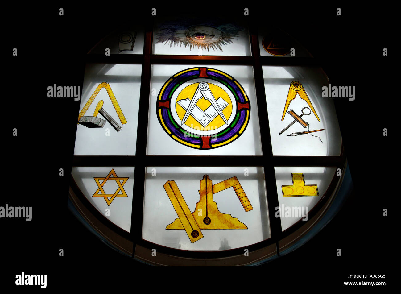 Massoni simboli massonico, Close up di una lastra di vetro per finestra che mostra i simboli massonico in una Massoneria Lodge Foto Stock