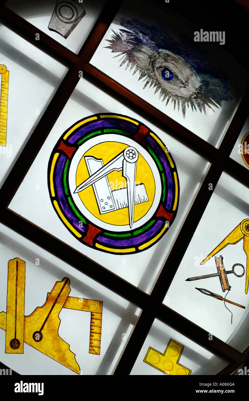 In prossimità di una lastra di vetro per finestra che mostra i simboli massonico in una Massoneria Lodge Foto Stock