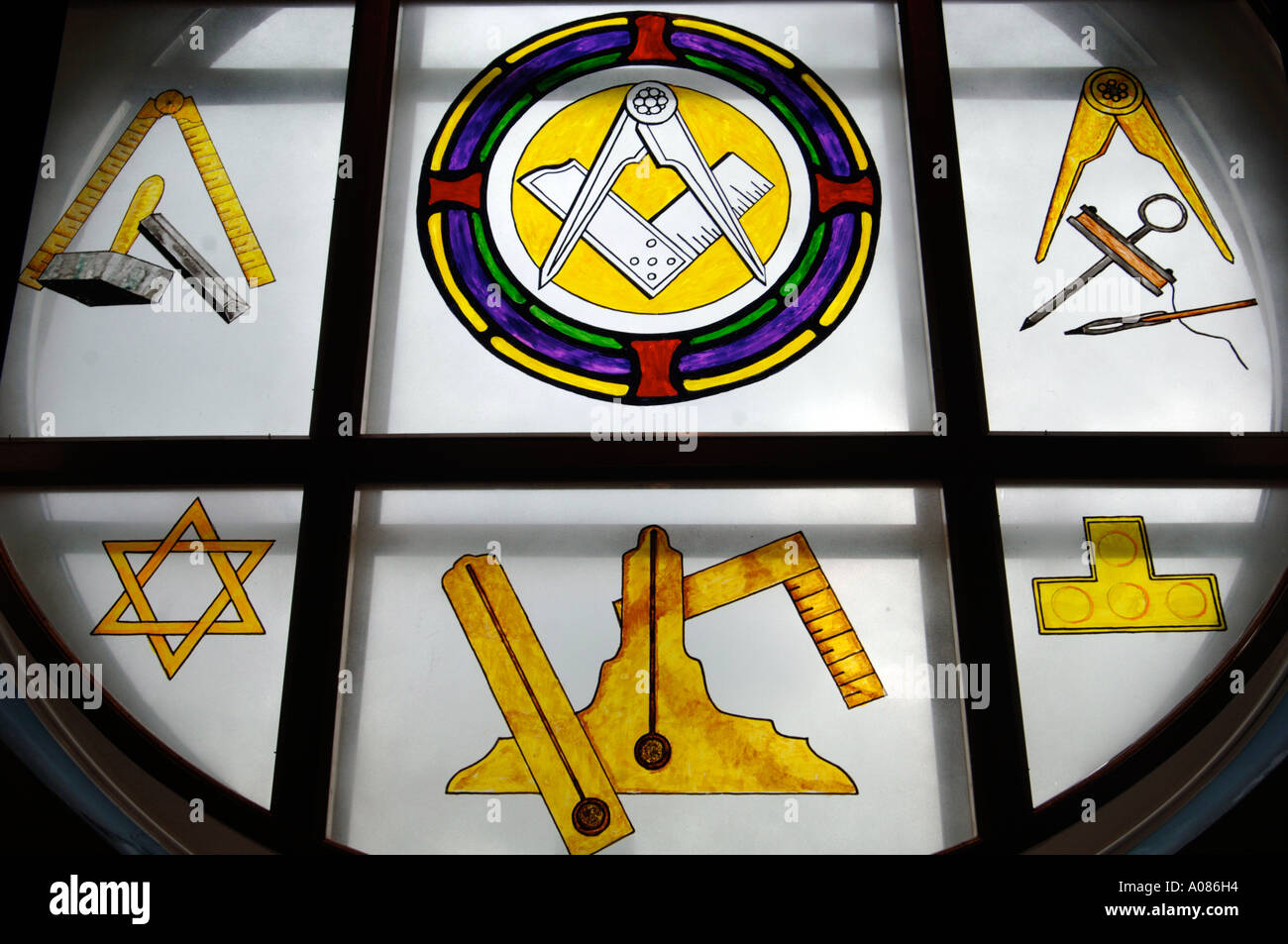 In prossimità di una lastra di vetro per finestra che mostra i simboli massonico in una Massoneria Lodge Foto Stock