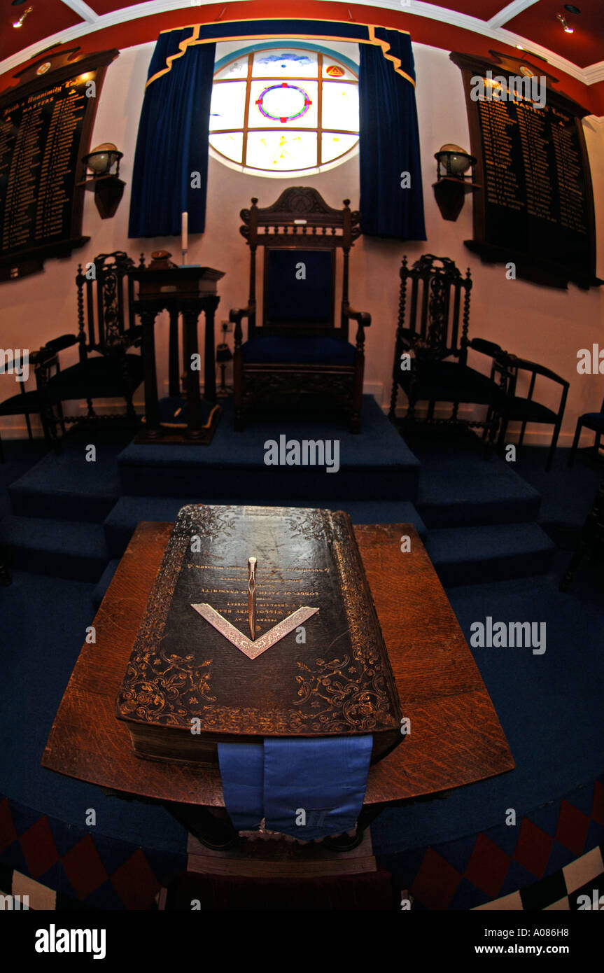 Close up del volume della sacra Legge libro in una Massoneria Lodge Foto Stock