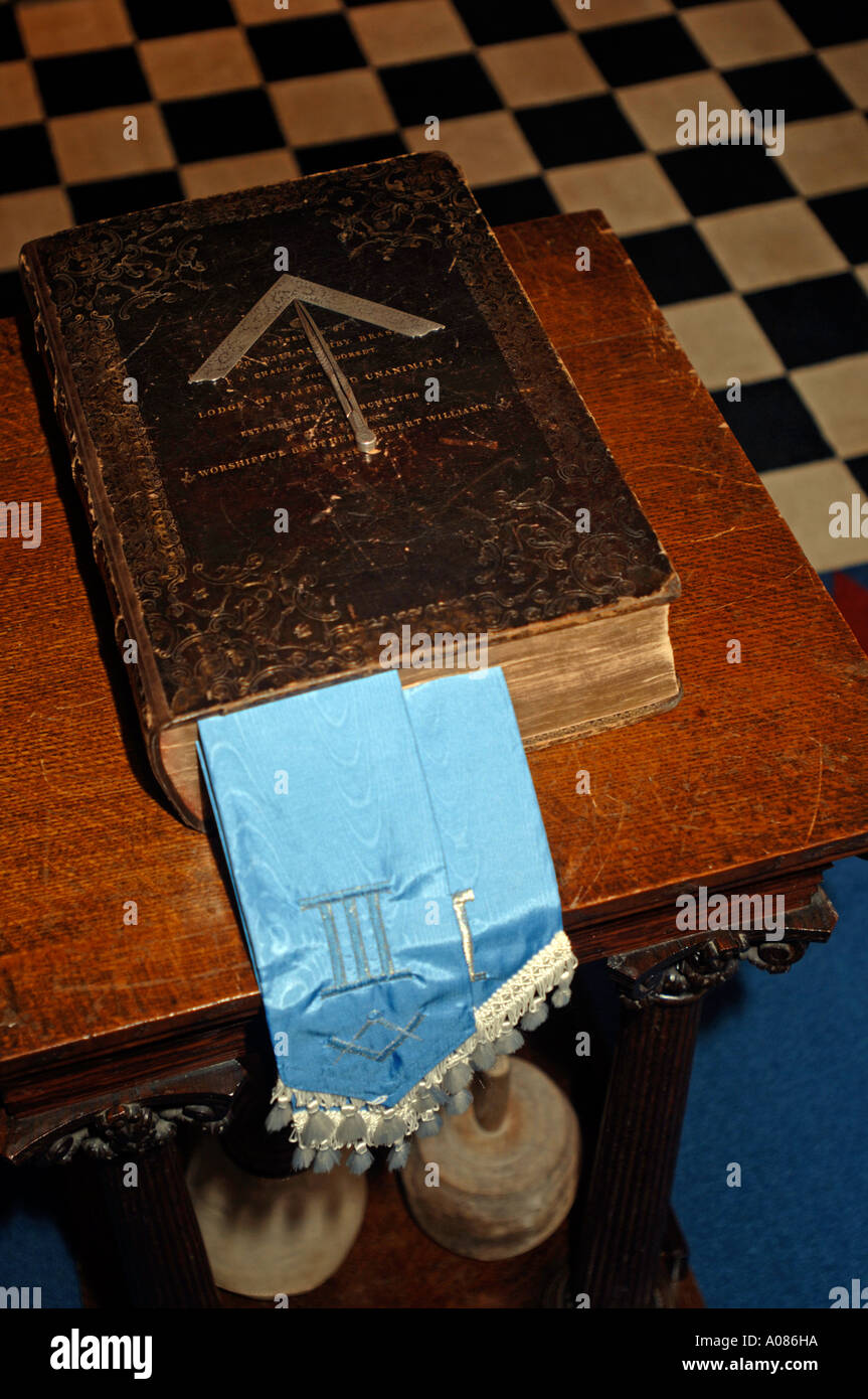 Close up del volume della sacra Legge libro in una Massoneria Lodge Foto Stock