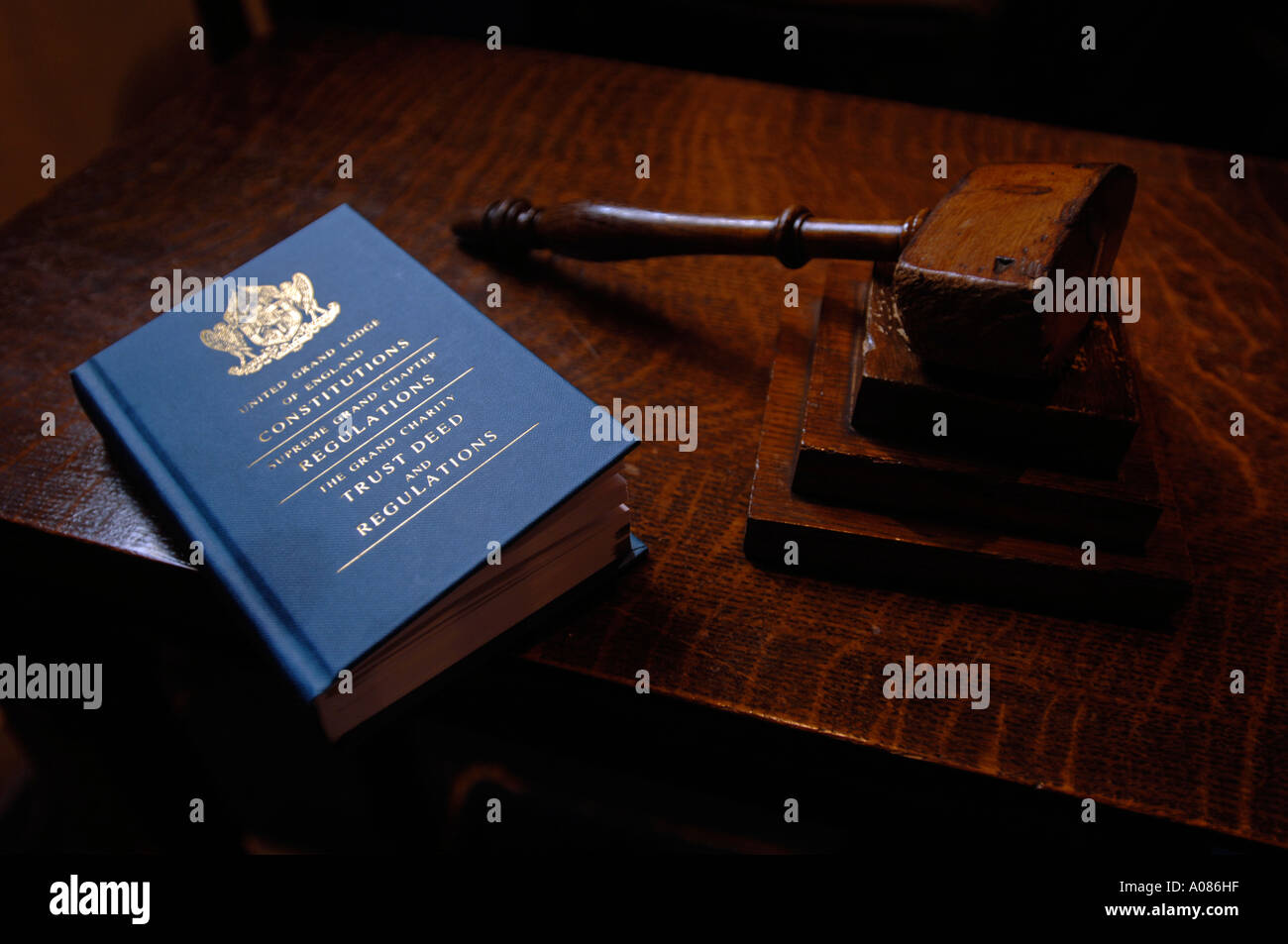 Close up del libro e del martello in una Massoneria Lodge Foto Stock