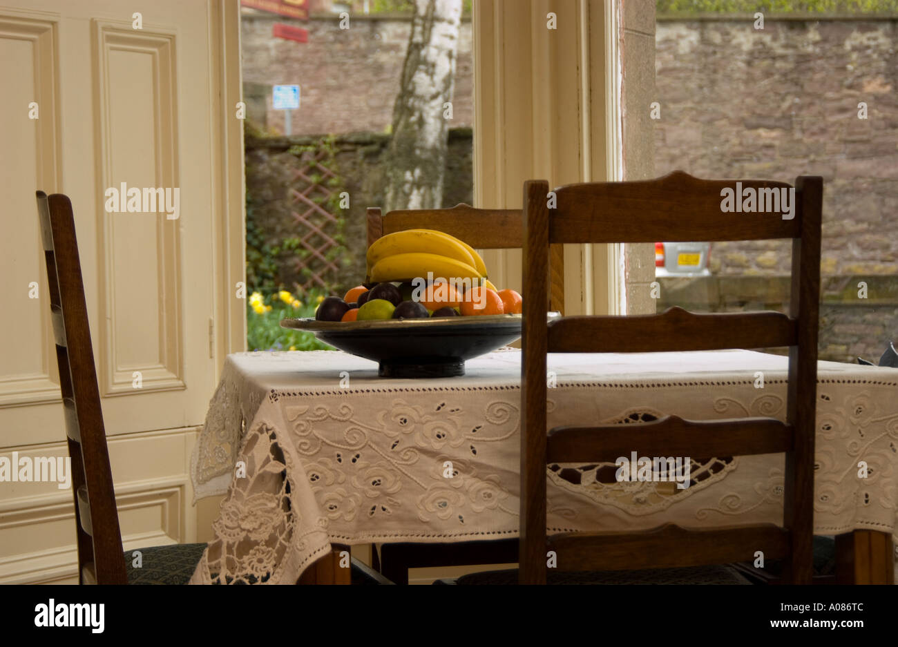 Coppa di frutta su un tavolo Foto Stock