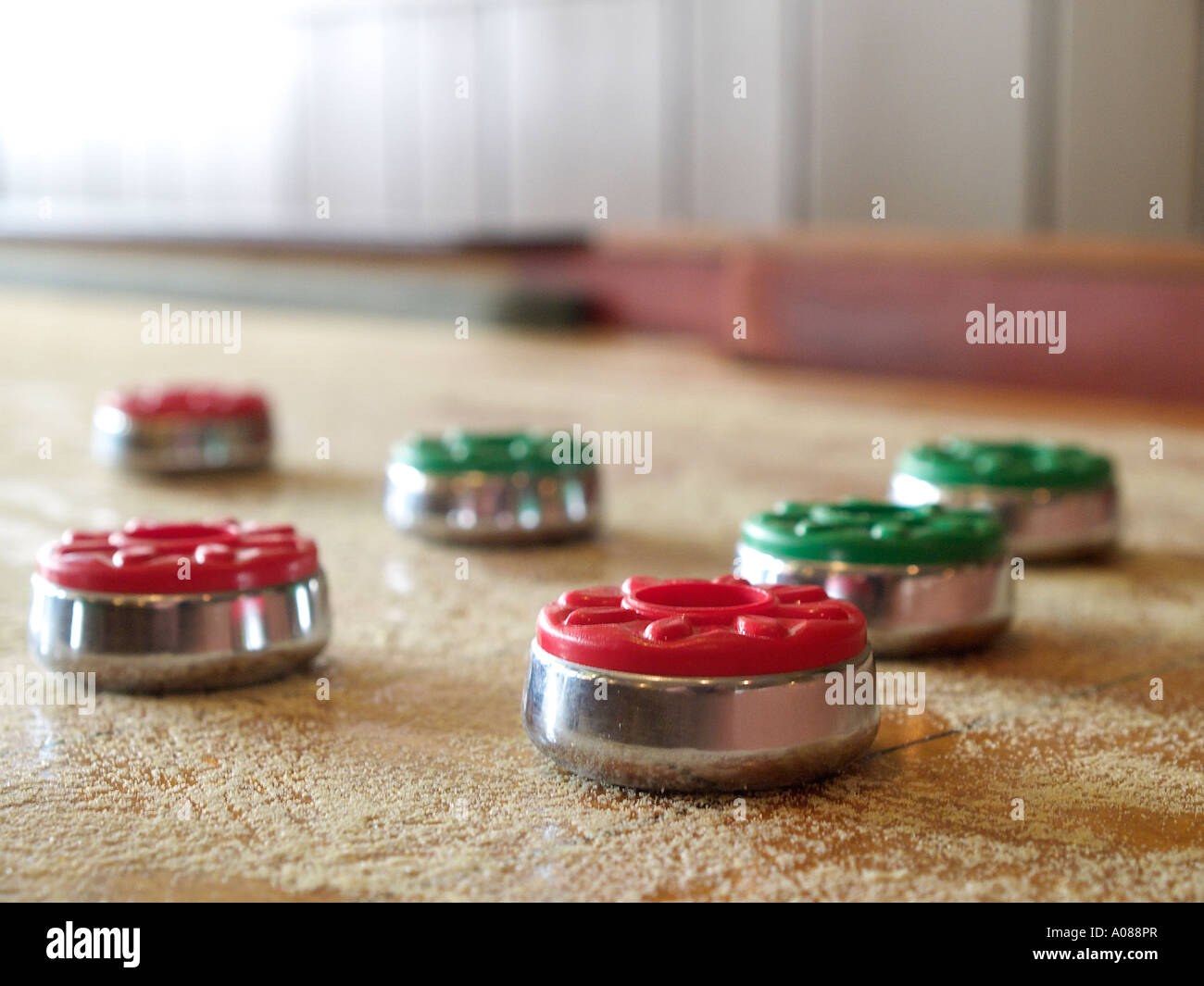 Un antico tavolo da shuffleboard gioco in un bar locale Foto stock - Alamy