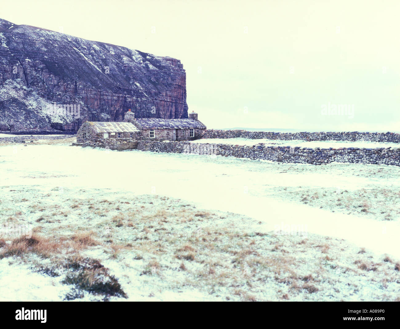 dh Rackwick HOY ORKNEY A bothy Cottage in inverno nevoso regno unito gran bretagna scozia neve remota scena scozzese bothys Foto Stock