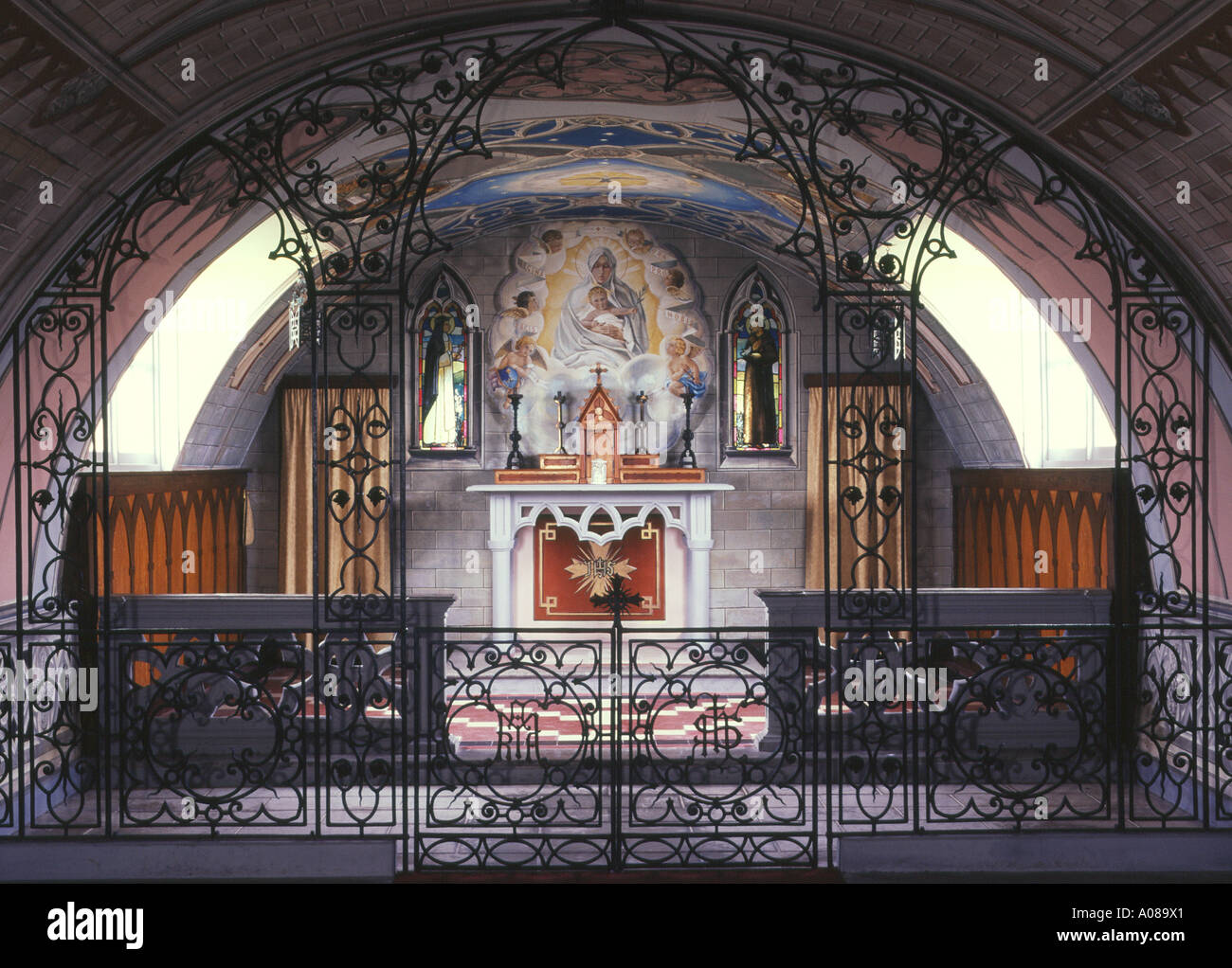 dh CAPPELLA ITALIANA ORKNEY Rot ferro Maria e Gesù muro affresco dipinto altare prigioniero di guerra mondiale due chiesa nissen capanna campo Foto Stock