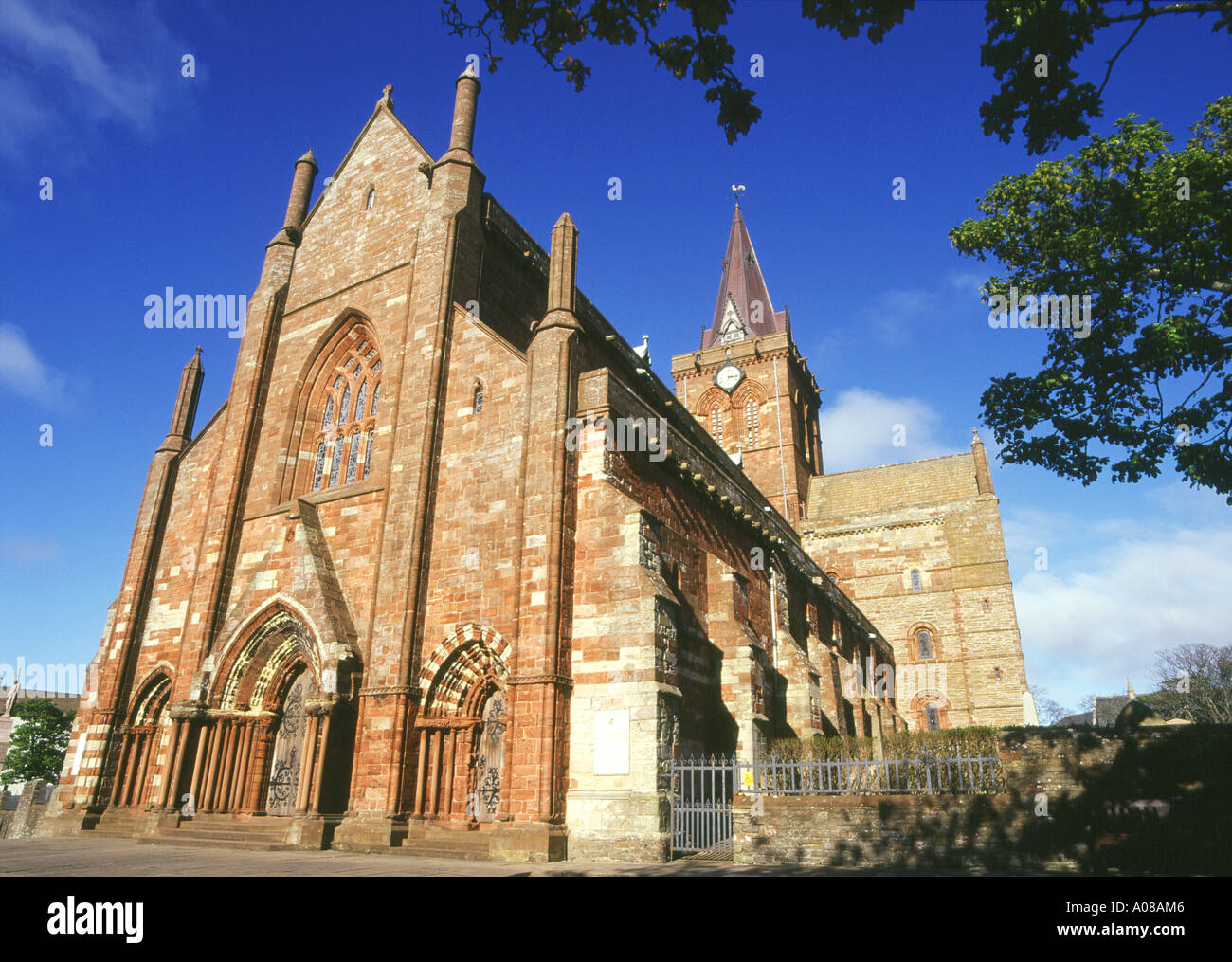 Dh St Magnus Cathedral KIRKWALL ORKNEY Norse Viking cattedrale esterno orcadi regno unito Foto Stock