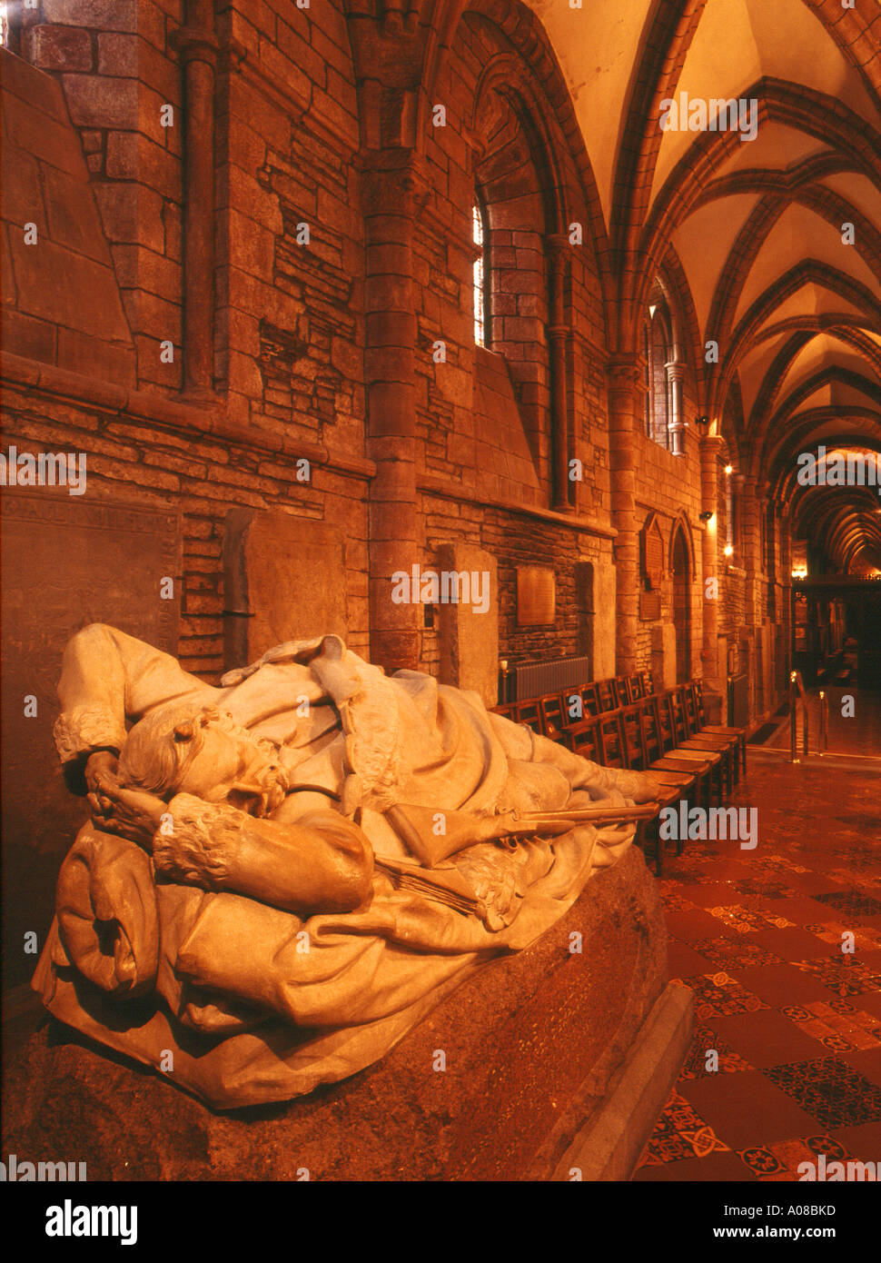 cattedrale di dh St Magnus CATTEDRALE DI KIRKWALL ORKNEY SCOZIA John Rae esploratore artico e tomba della navata meridionale Foto Stock
