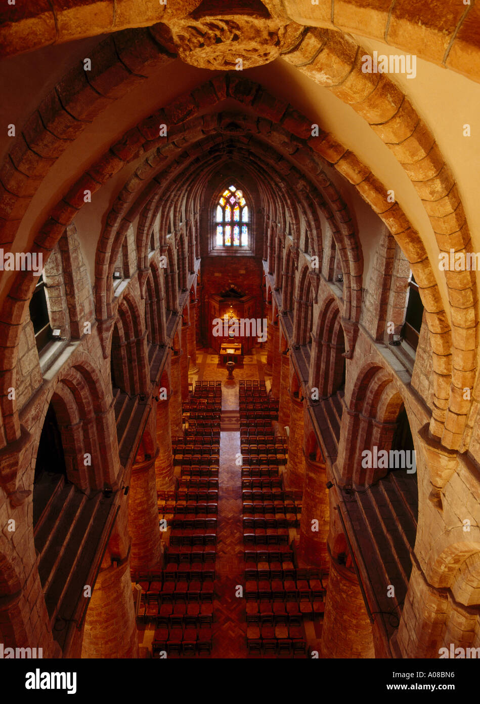 Dh St Magnus Cathedral KIRKWALL ORKNEY West navata interno della chiesa dal tetto Foto Stock