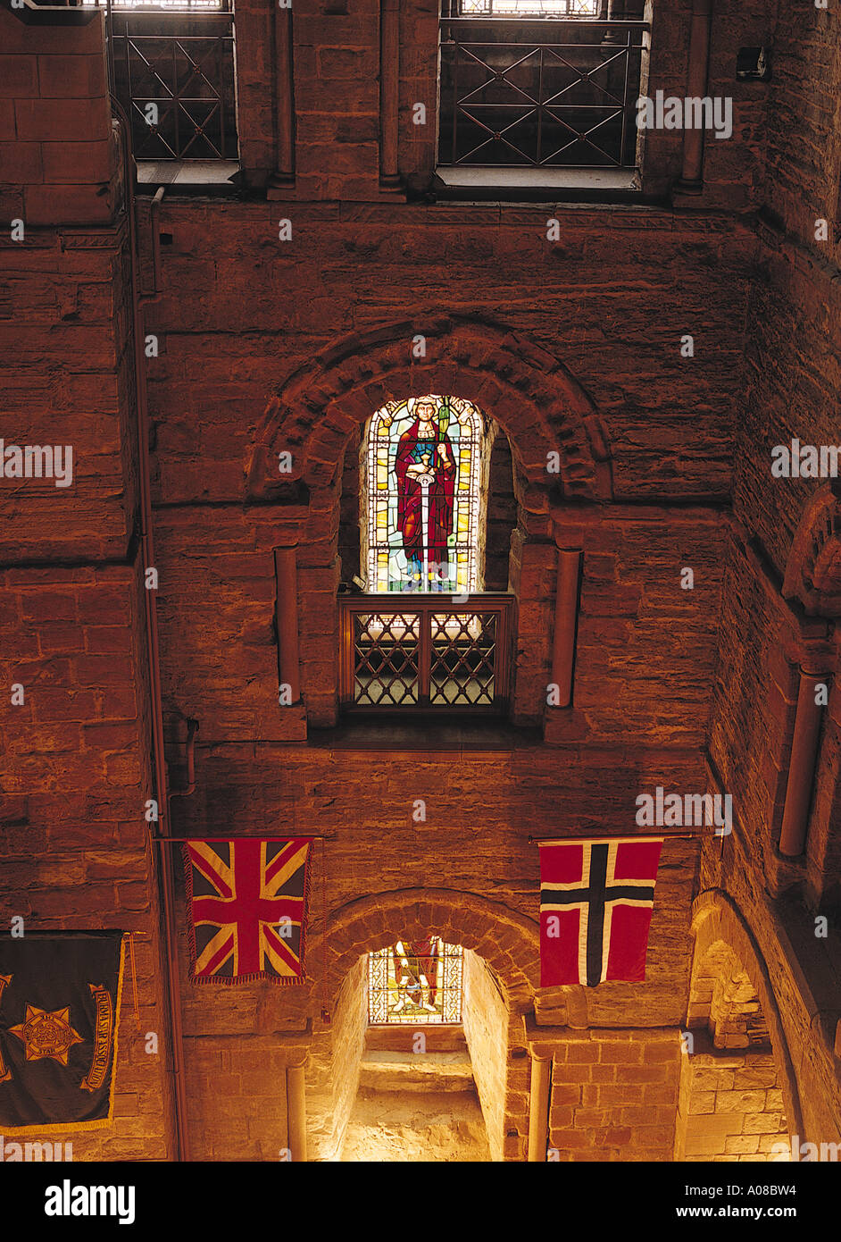 dh St Magnus Cathedral KIRKWALL ORKNEY Saint Magnus finestra stainglass Union Jack Norwegian bandiere bandiera vetro colorato Foto Stock