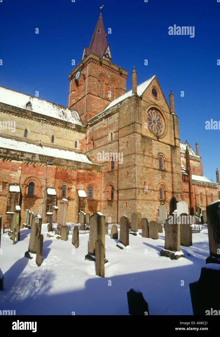cattedrale di dh St Magnus CATTEDRALE DI KIRKWALL ORKNEY e cortile della tomba in inverno neve chiesa uk scozia saint Foto Stock