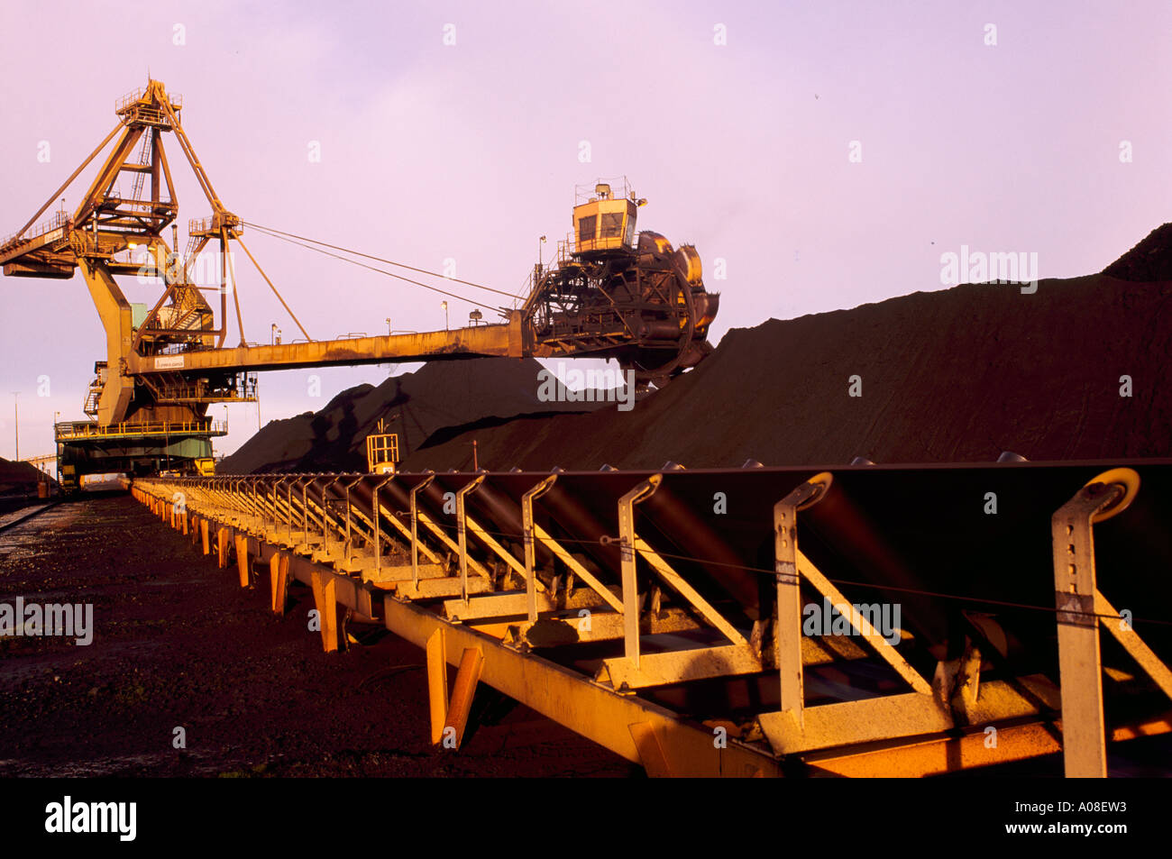 Caricamento Stacker-Reclaimer carbone del nastro trasportatore in corrispondenza di terminali di Westshore at Roberts Bank vicino a Vancouver in British Columbia Canada Foto Stock