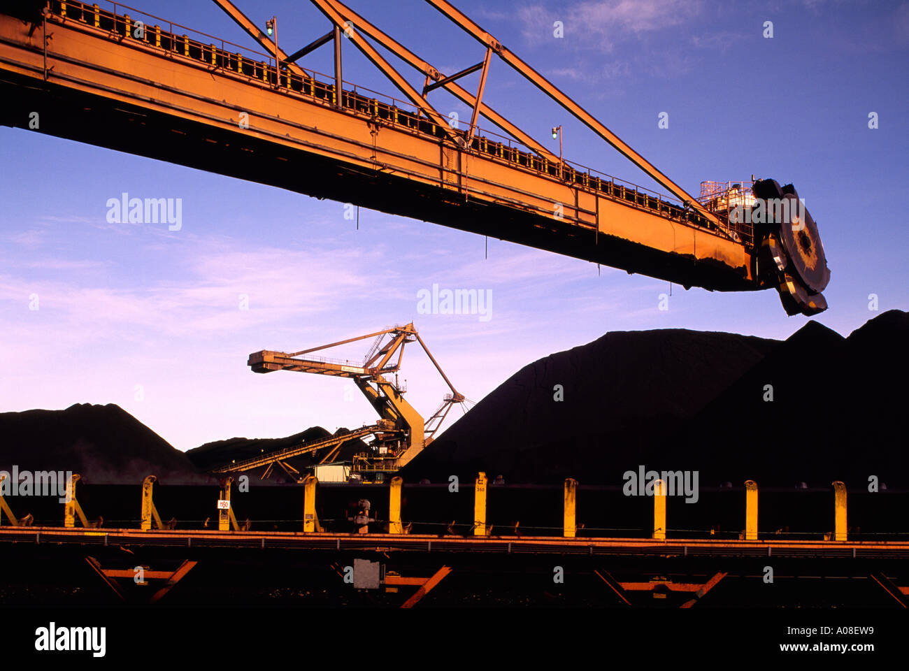 Caricamento Stacker-Reclaimer carbone del nastro trasportatore in corrispondenza di terminali di Westshore at Roberts Bank vicino a Vancouver in British Columbia Canada Foto Stock