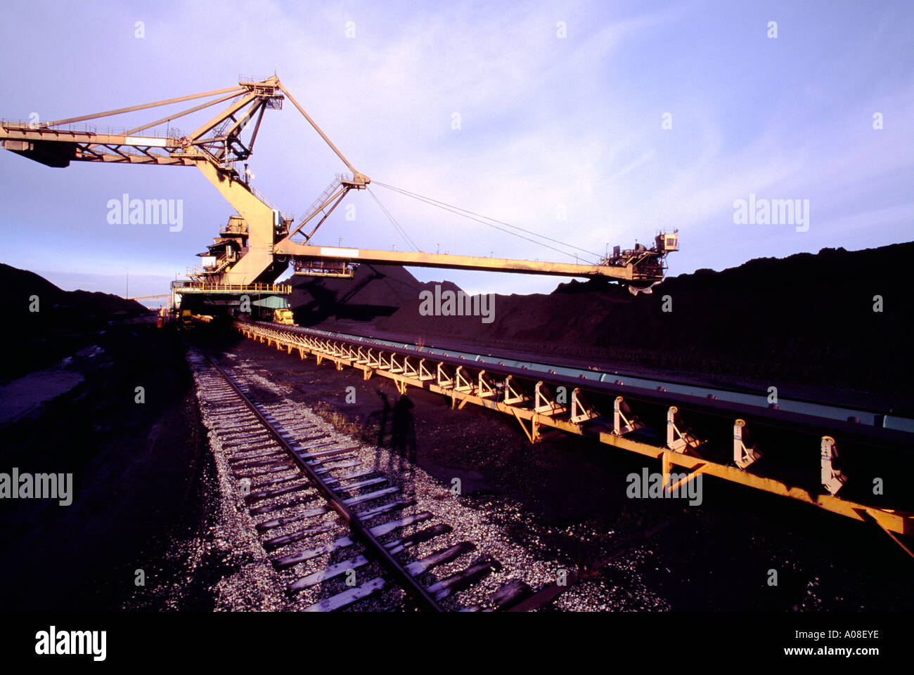 Caricamento Stacker-Reclaimer carbone del nastro trasportatore in corrispondenza di terminali di Westshore at Roberts Bank vicino a Vancouver in British Columbia Canada Foto Stock