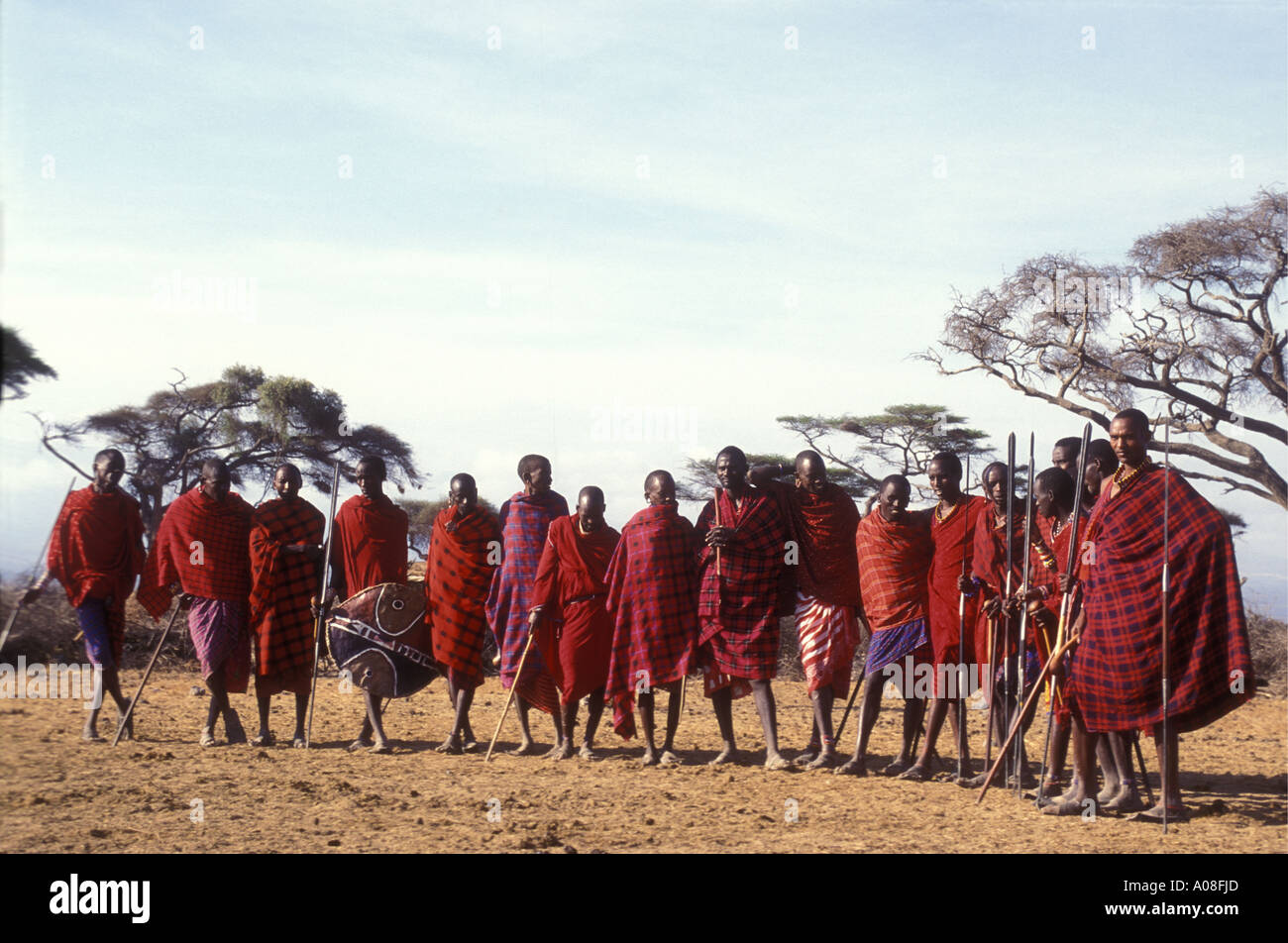 Maasai tradizionale gli uomini si preparano a fare una danza del Parco Nazionale Amboseli Kenya Africa orientale Foto Stock