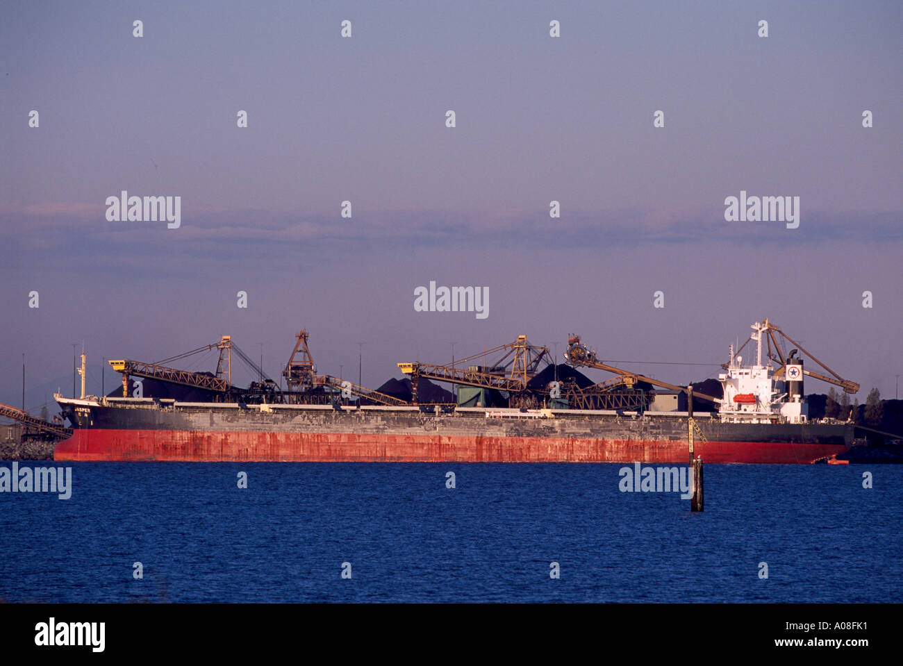 Una nave Ocean-Going caricamento di carbone a terminali di Westshore at Roberts Bank vicino a Vancouver in British Columbia Canada Foto Stock