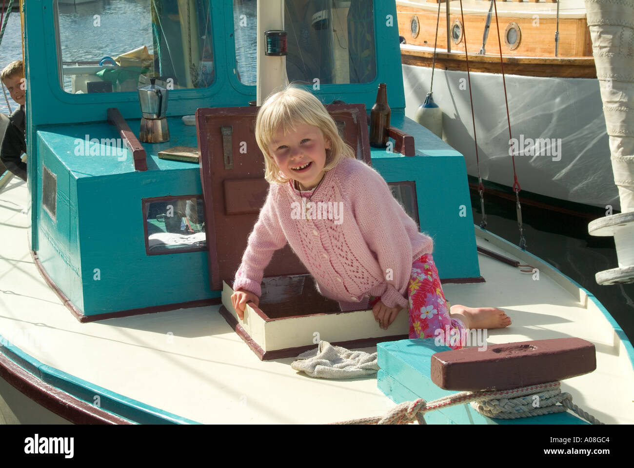 Legno Australiano Boat Festival 2005 Hobart Tasmania arrampicata per bambini al di fuori del portello sul ponte della barca Foto Stock