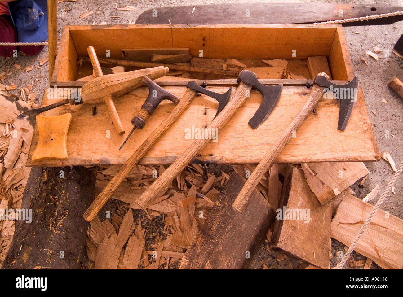 Una cassetta degli attrezzi dei semplici strumenti tradizionali per la lavorazione del legno utilizzati dai Vichinghi per costruire le loro lunghe navi Foto Stock