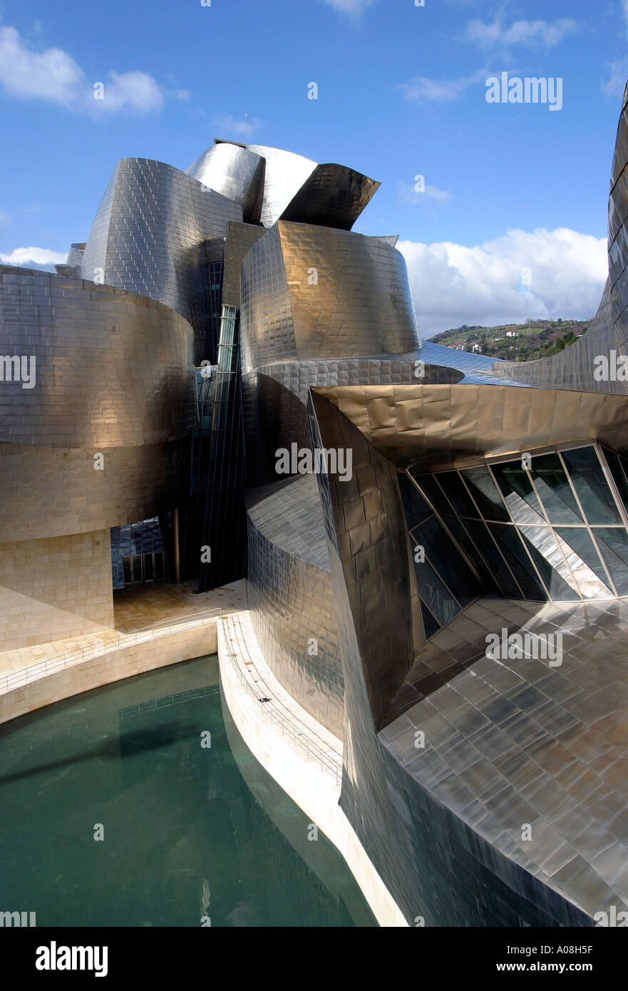 Spagna Bilbao Museo Guggenheim Museum Riverbank fiume Nervion Foto Stock