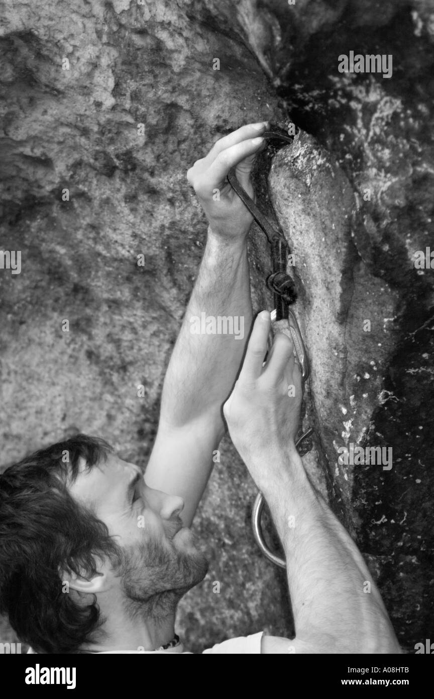 Scalatore collocando un skyhook al fine di essere in grado di praticare un bullone durante una messa a terra fino prima salita Foto Stock