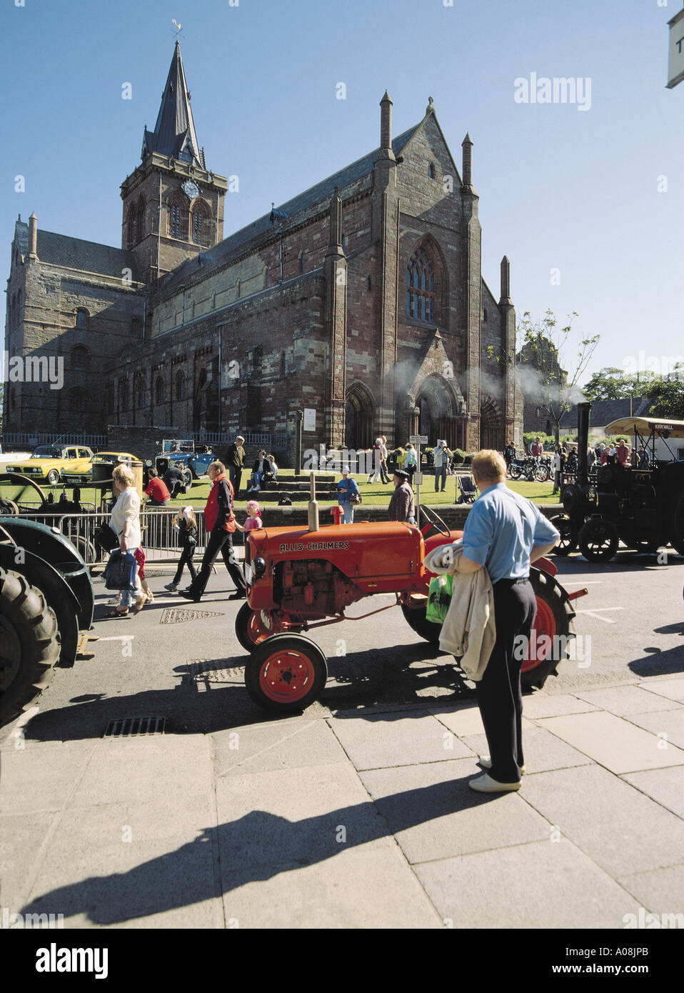 Dh Broad Street KIRKWALL Isole Orcadi Scozia trattore a vintage rally auto persone St Magnus Cathedral trattori regno unito Foto Stock