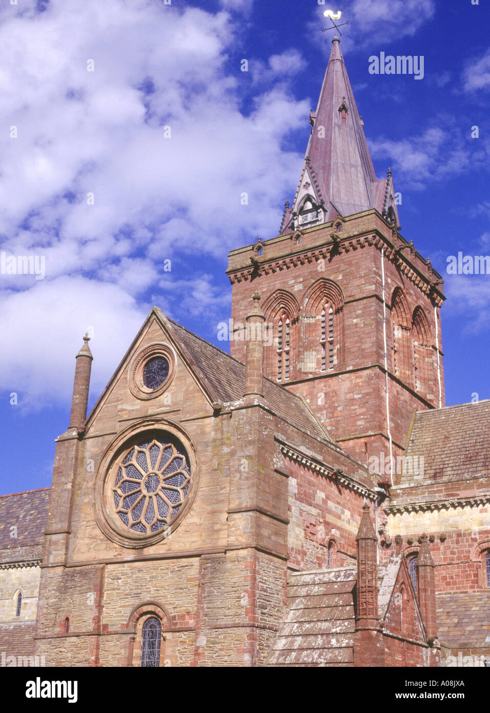 dh St Magnus Cathedral KIRKWALL ORKNEY SCOTLAND Spire Rose window E centro torre Norse Viking Foto Stock