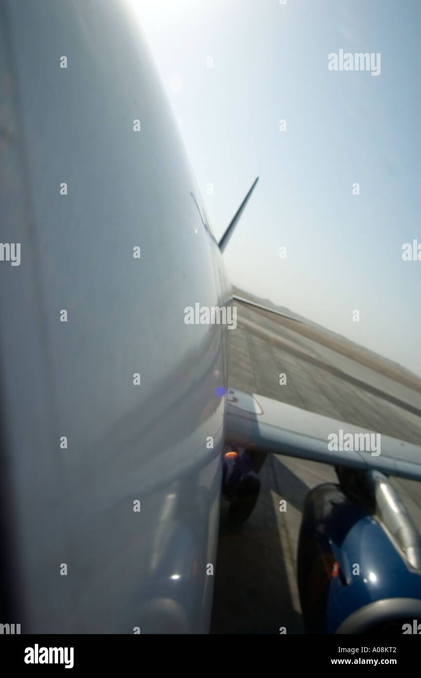 Egypt Air su asfalto, imbarco e ri-rifornimento di carburante, Luxor international airport (LXR/HELX), Luxor, Egitto. Foto Stock