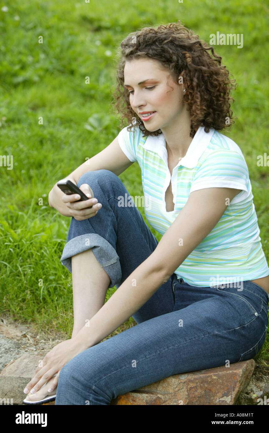 Frau schreibt SMS auf einem Handy, donna la scrittura di sms sul cellulare Foto Stock