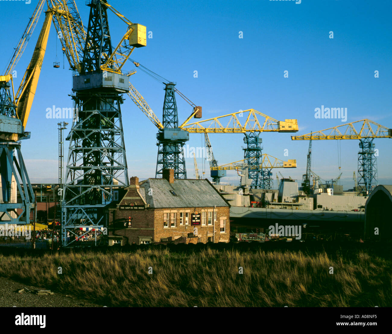 Il pub 'Ship in the Hole', un edificio solitario circondato dalle gru dei cantieri Swan Hunters, Wallsend, Tyne & Wear, Inghilterra Regno Unito negli anni '90 Foto Stock