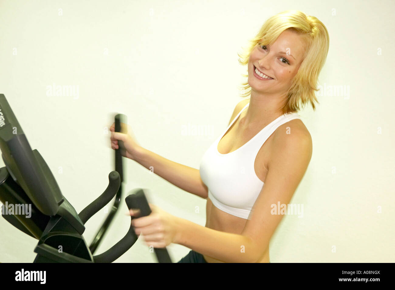 Junge Frau trainiert im Fitnessraum eines Alberghi vitale, giovane donna che lavorano presso la palestra di un vital hotel Foto Stock