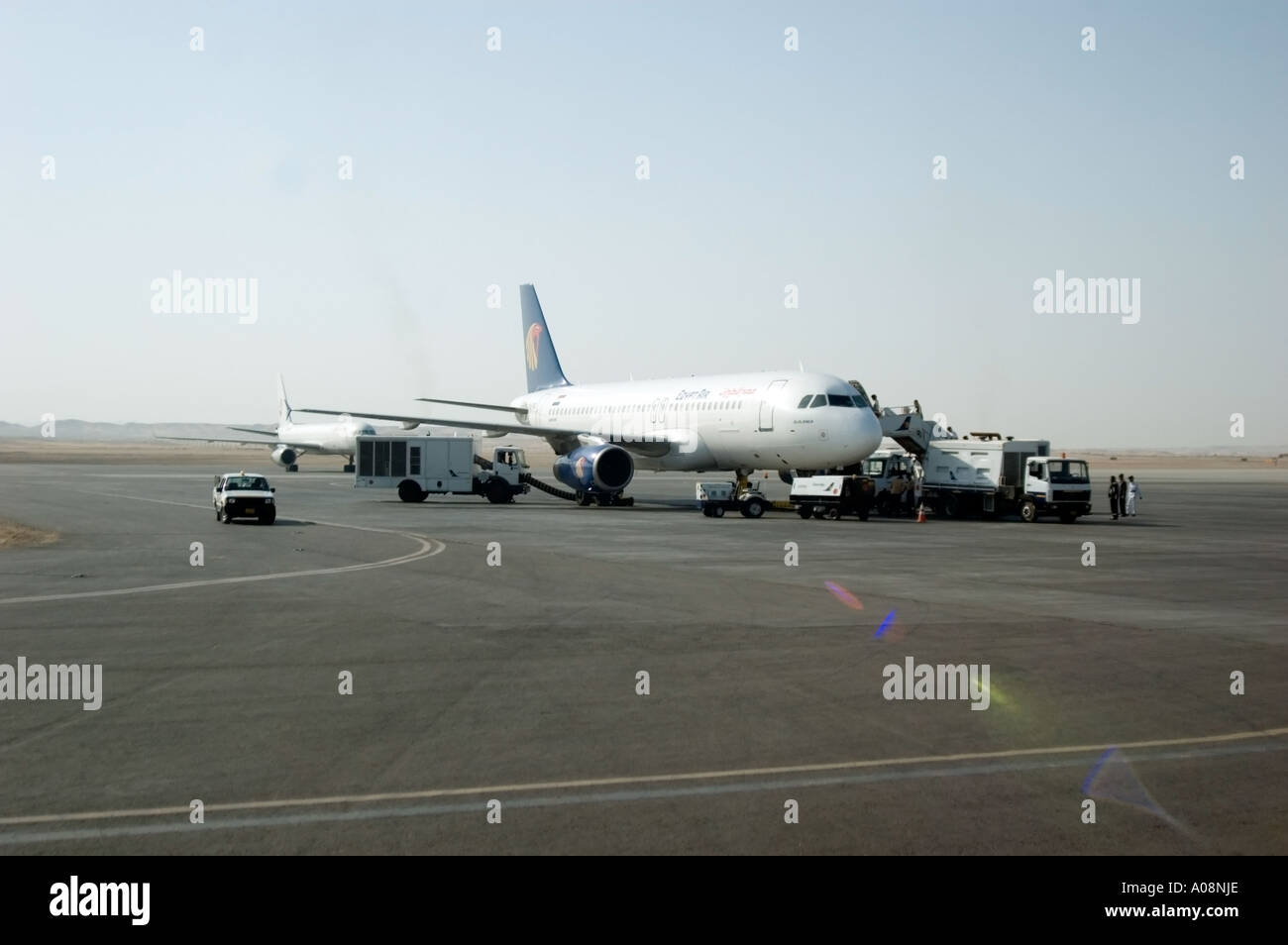 Egypt Air su asfalto, imbarco e ri-rifornimento di carburante, Luxor international airport (LXR/HELX), Luxor, Egitto. Foto Stock