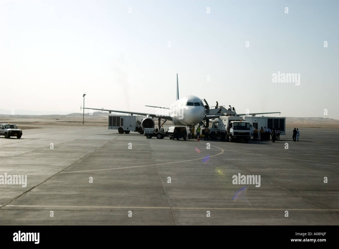 Egypt Air su asfalto, imbarco e ri-rifornimento di carburante, Luxor international airport (LXR/HELX), Luxor, Egitto. Foto Stock