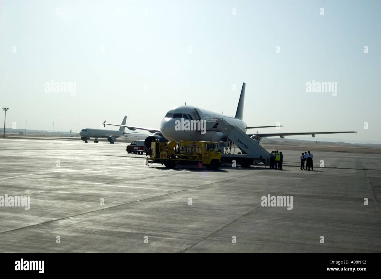Egypt Air su asfalto, imbarco e ri-rifornimento di carburante, Luxor international airport (LXR/HELX), Luxor, Egitto. Foto Stock